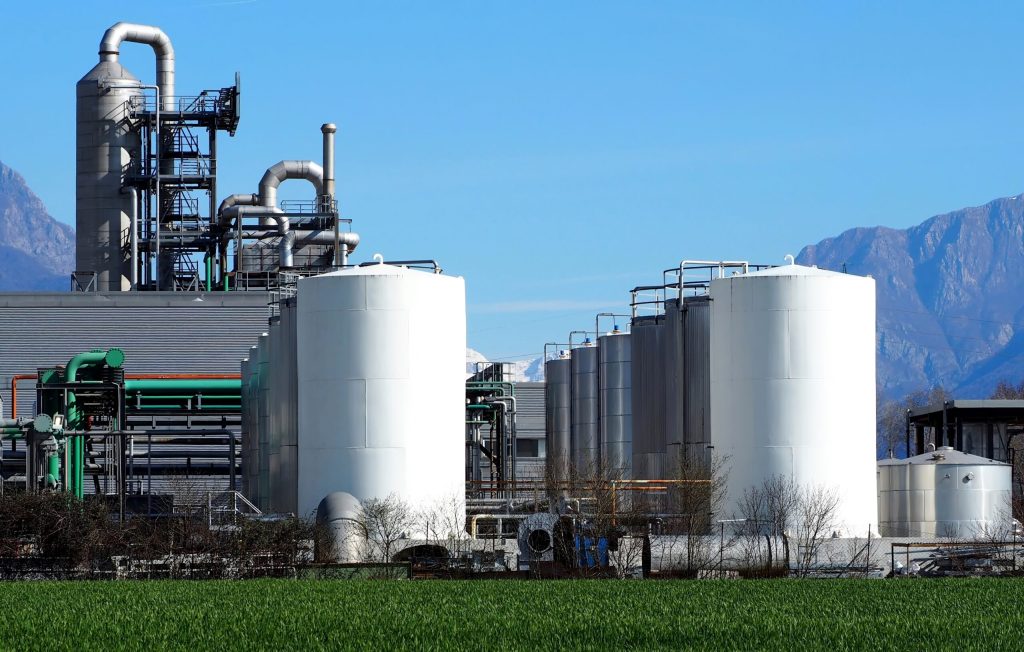 Usine de l'industrie biochimique avec des rangées de silos à l'avant