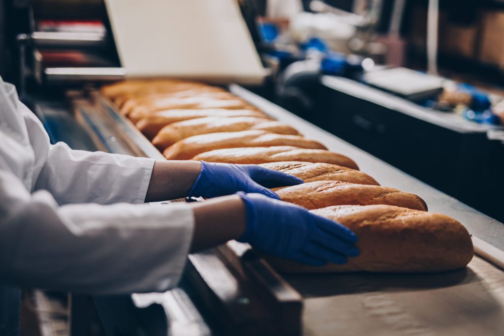 Ouvrière travaillant dans une boulangerie.